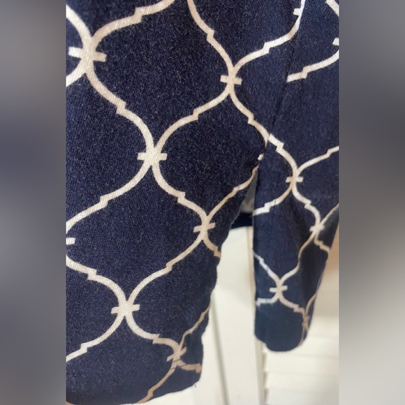 Talbots Navy and White Geometric Print Top, Size X, V-neck, Slit Hem and Sleeves - Picture 6 of 9